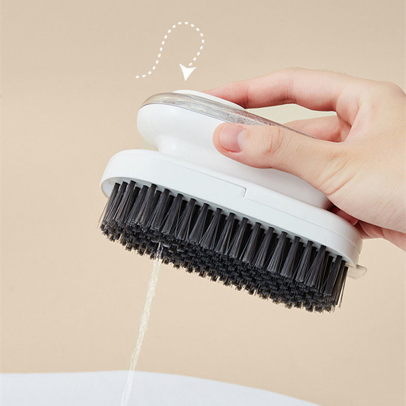 Large capacity cleaning brush